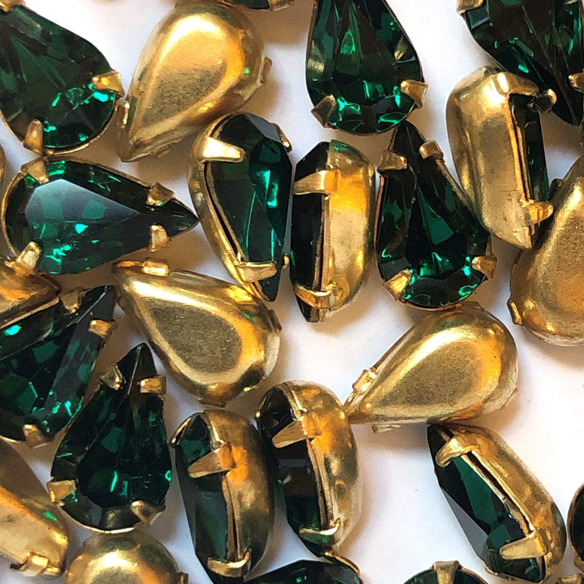 10X6MM 4-Prong Set Pear Emerald/Brass (36 pieces)